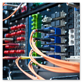 Tendidos de fibra óptica en bandejas ordenadas